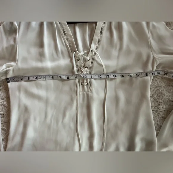 White House Black Market Bell Sleeve Flowy Rich White Blouse Women’s Size 8 - Picture 13 of 16